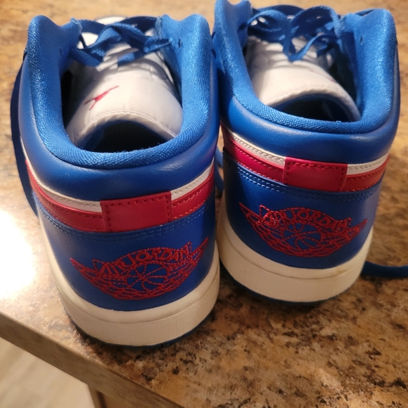 Low-Top Jordan 1s - Picture 4 of 8